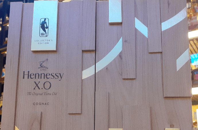 Skrzynka koniaku Hennessy XO NBA 2024